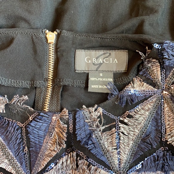 Gracia Sequin Pinwheel Crop Top - Picture 4 of 4